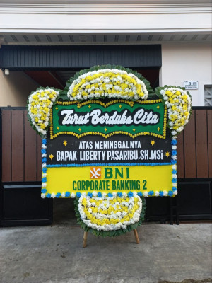 Papan Bunga Duka di Tanah Sepenggal Lintas