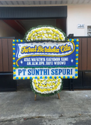 Papan Bunga Duka di Tanah Sepenggal Lintas