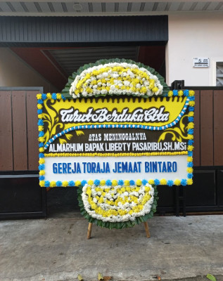 Papan Bunga Duka di Tanah Sepenggal Lintas