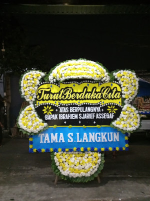 Papan Bunga Duka di Tanah Sepenggal Lintas