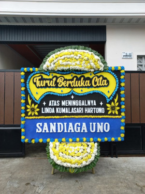 Papan Bunga Duka di Tanah Sepenggal Lintas