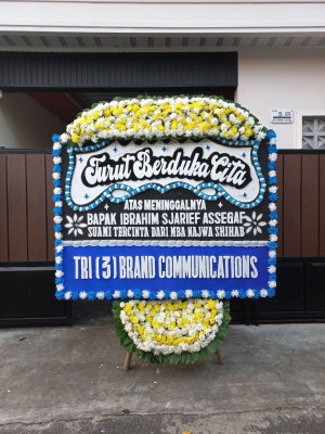 Papan Bunga Duka di Tanah Sepenggal Lintas